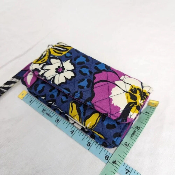 Vera Bradley Blue floral quilted wristlet one size many pockets O7 - Picture 2 of 7